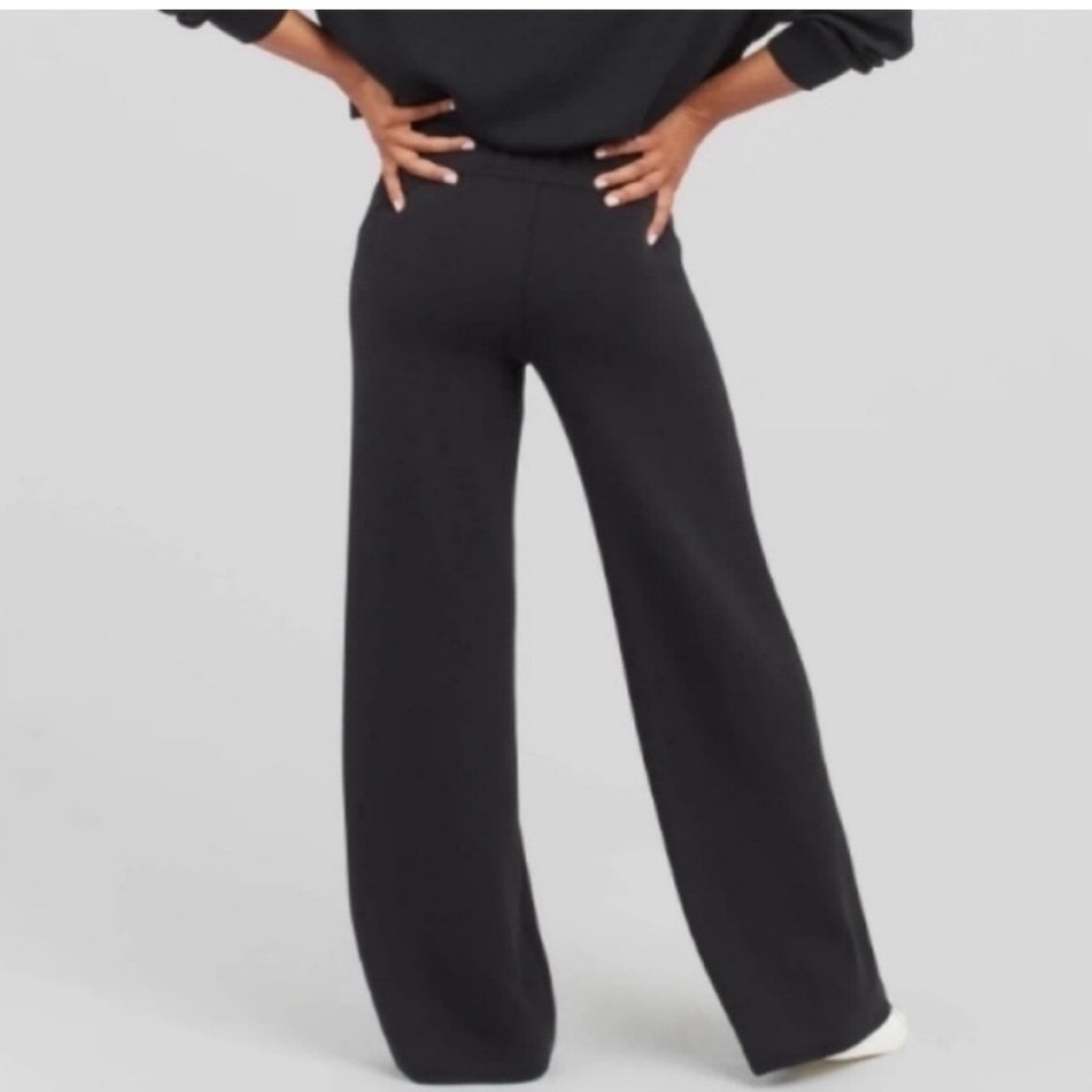 Spanx AIR ESSENTIALS Wide Leg Pant BLACK
Size XS PETITE - Picture 3 of 9